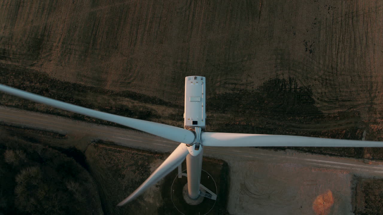 전기 풍력 터빈 회전. 바람으로 전기를 만든다