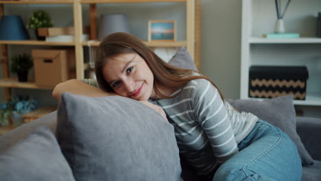 mujer relajándose en un sofá