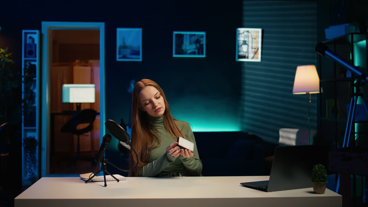 alegre chica de la generación z en el estudio casero revisando el controlador de luces mini rgb