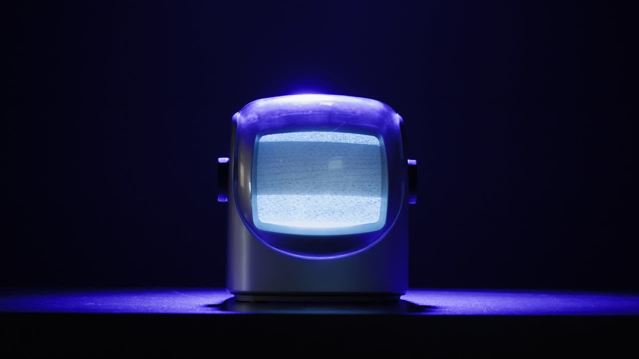 레트로 tv, 노스탈기적인 설정으로 빈티지 tv, 레트로 tv는 화면에 곡물을 표시합니다, 무서운 할로윈 밤 장치, 크로마 키 및 그린 스크린에 좋습니다.