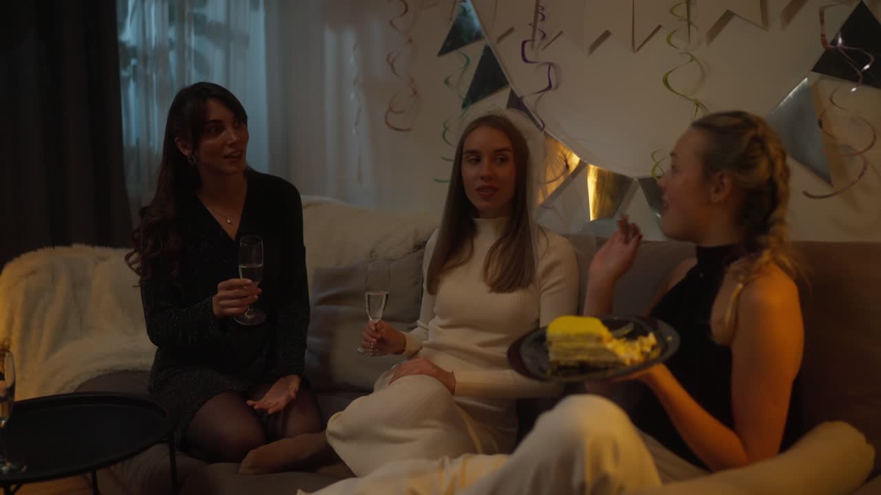 파티 에서 축하 하는 여자 들