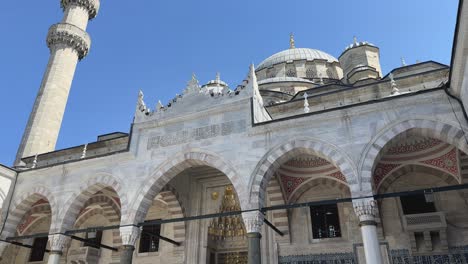 Suleymaniye-Mosque-tilt-down-to-ornate-gold-altar-piece-at-entrance