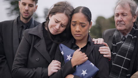 funeral, muerte y apoyo para una mujer con una bandera