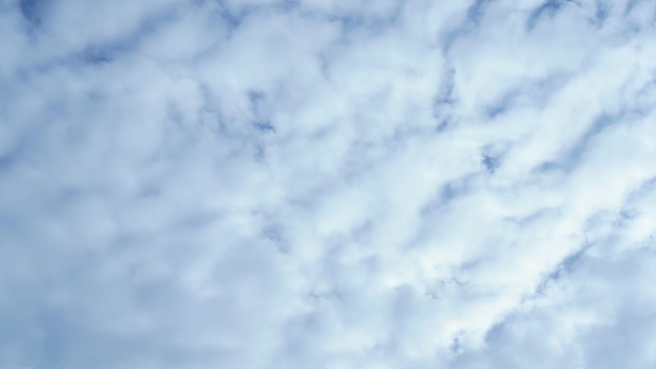 어두운 하늘에서 오른쪽에서 왼쪽으로 루프로 지속적으로 흐르는 회색 알토스트라투스 구름의 4k 원활한 시간 지연