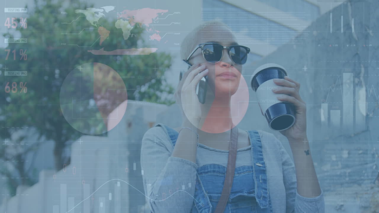 animación del procesamiento de datos financieros sobre una mujer biracial usando un teléfono inteligente