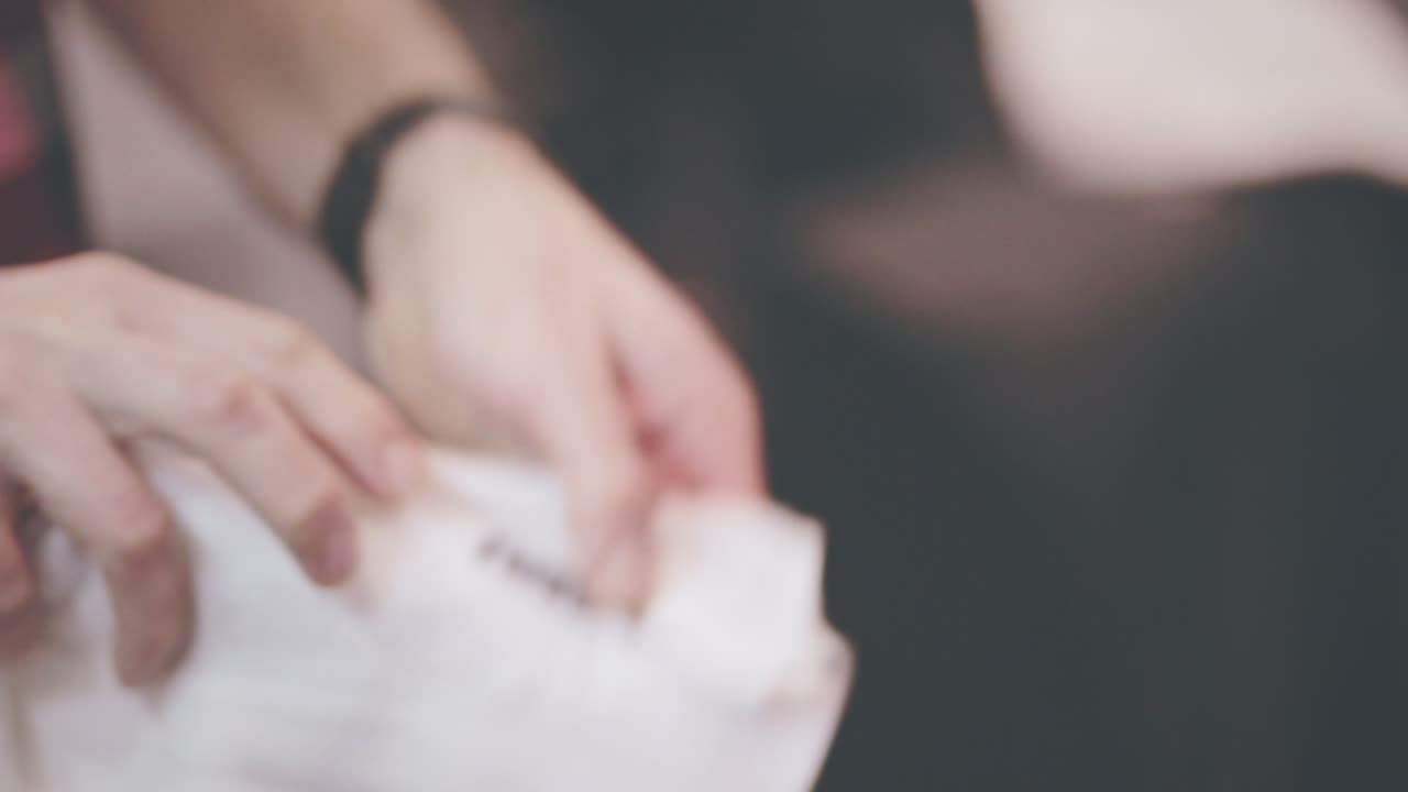 남자 손에 뜨거운 수건. 스파 서비스. 뜨거운 면도. 이발점 도구