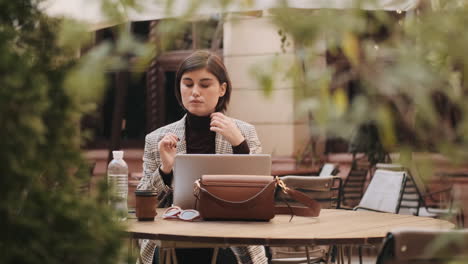 joven mujer de negocios que trabaja al aire libre.