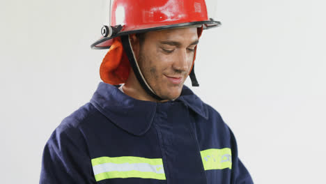 bombero usando una tableta digital contra un fondo blanco 4k