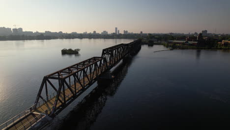 Toma-Aérea-Cenital-De-Un-Antiguo-Puente-Ferroviario-En-Ottawa,-Ahora-El-Puente-Peatonal-Ciclista-Chief-William-Commanda.