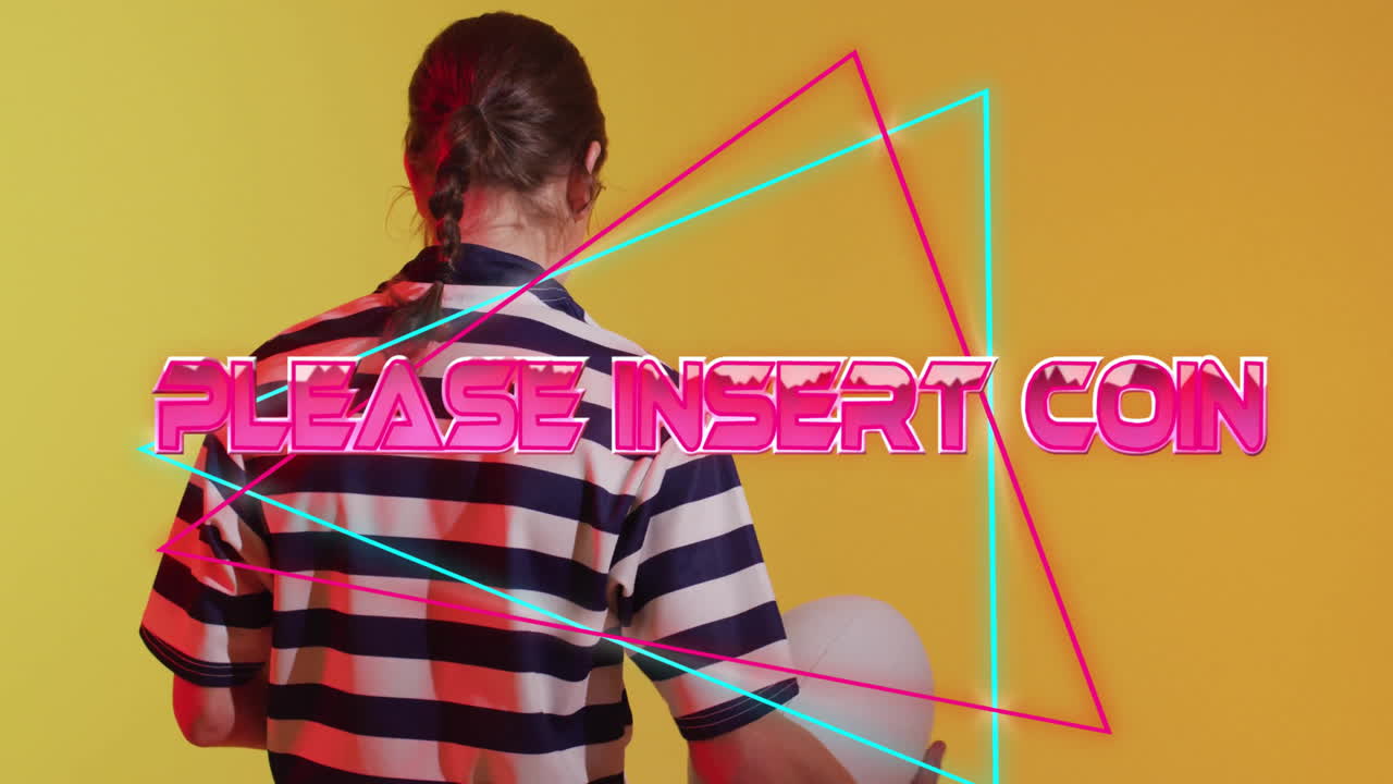 por favor, inserte una animación de texto de moneda sobre una persona con camisa a rayas frente a un fondo amarillo.