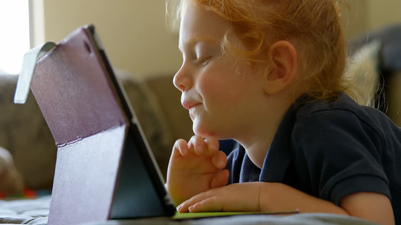 chico usando tableta digital en la sala de estar 4k