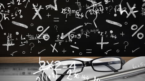 composición digital de gafas y libro abierto contra ecuaciones matemáticas en la pizarra
