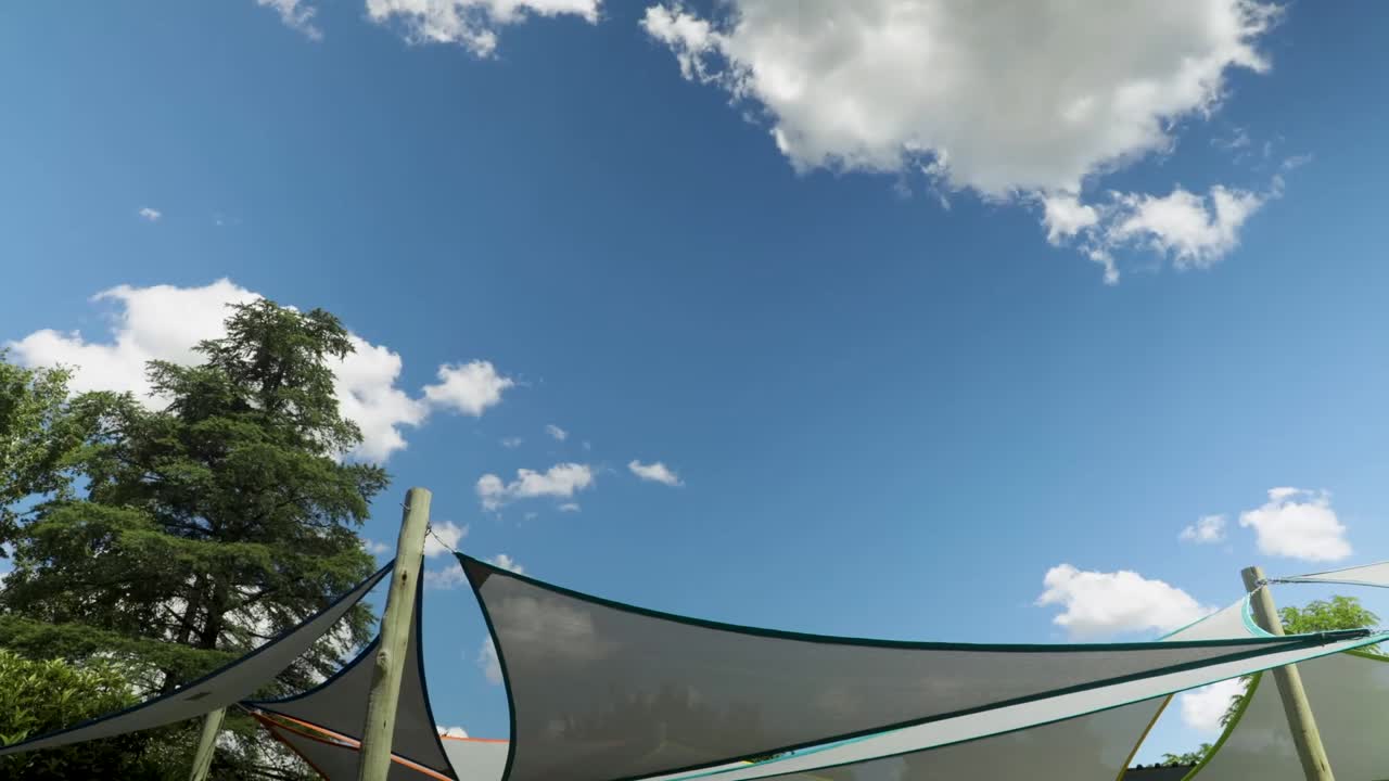 솜털처럼 둥근 구름의 저속 촬영