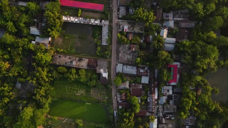 Toma-Aérea-Giratoria-Sobre-Una-Comunidad-Rural-Con-Vegetación-Exuberante