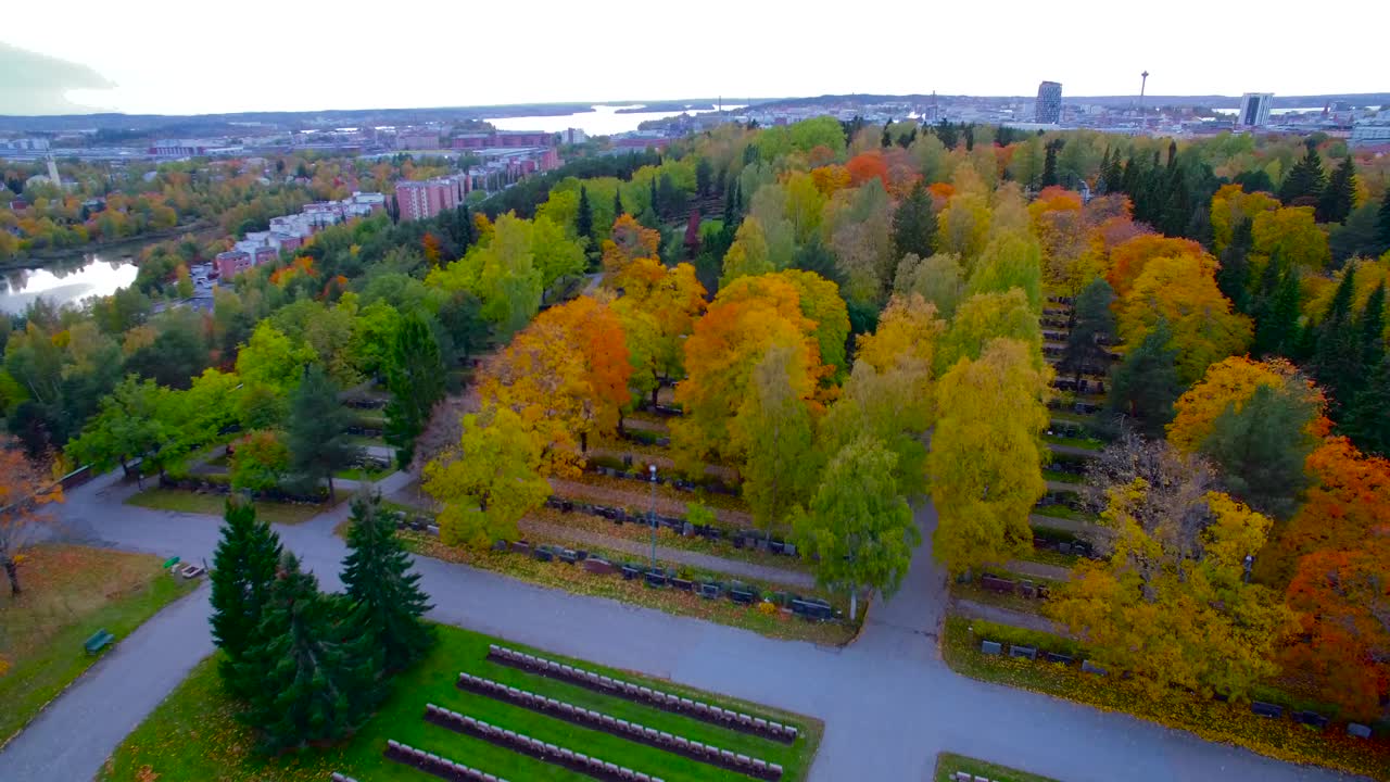 drone elevándose sobre un cementerio que muestra el paisaje urbano de tampere en finlandia