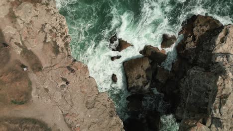 Drone-Vuela-Sobre-La-Costa-Rocosa-Con-Agua-Del-Océano