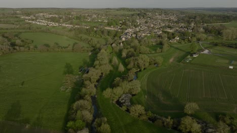 Luftaufnahme-Der-Landschaft-Von-Oxfordshire,-Stadt-Charlbury,-Zeitraffer,-England,-Frühling