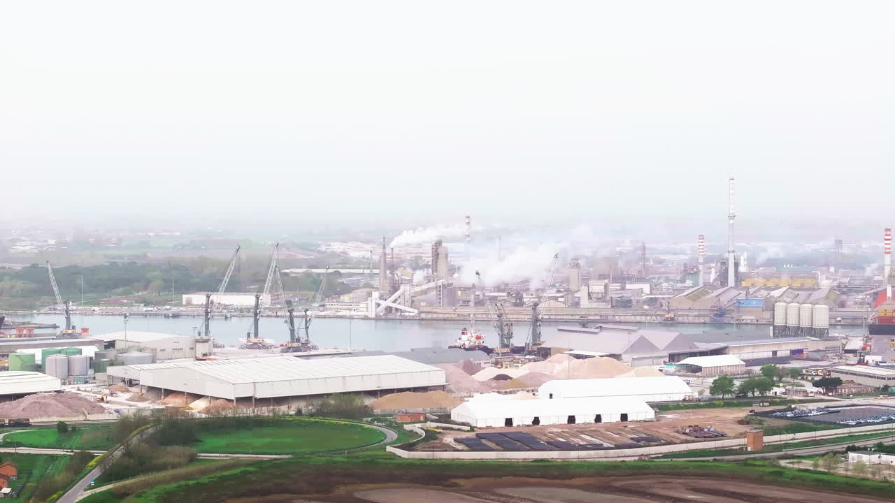 라베나의 산업 및 항구 지역, 화학 및 석유 화학 기둥, 열 발전소, 금속 공장 및 탄화수소 정제 공장 및 액화 천연 가스 크의 공중 사진