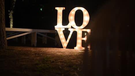 Carta-De-Relámpago-De-Amor-Que-Brilla-En-El-Campo-En-La-Noche,-Vista-Cinematográfica,-Concepto-De-Boda-Y-Propuesta