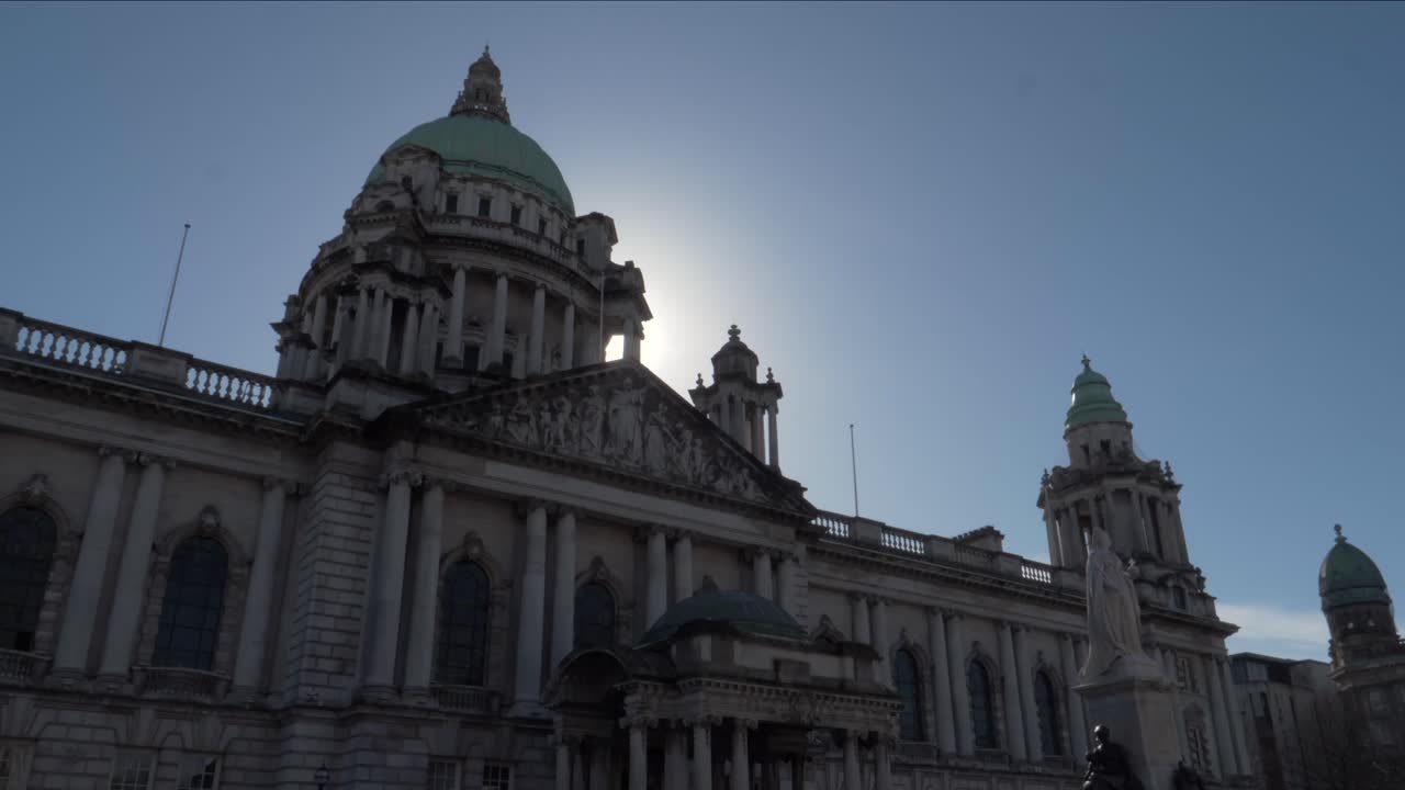 el sol irrumpe a través del ayuntamiento