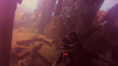 Buzo-Entrando-En-El-Naufragio-Del-Barco-Hundido-USS-Liberty-Scuba-Diving-En-Bali,-Indonesia