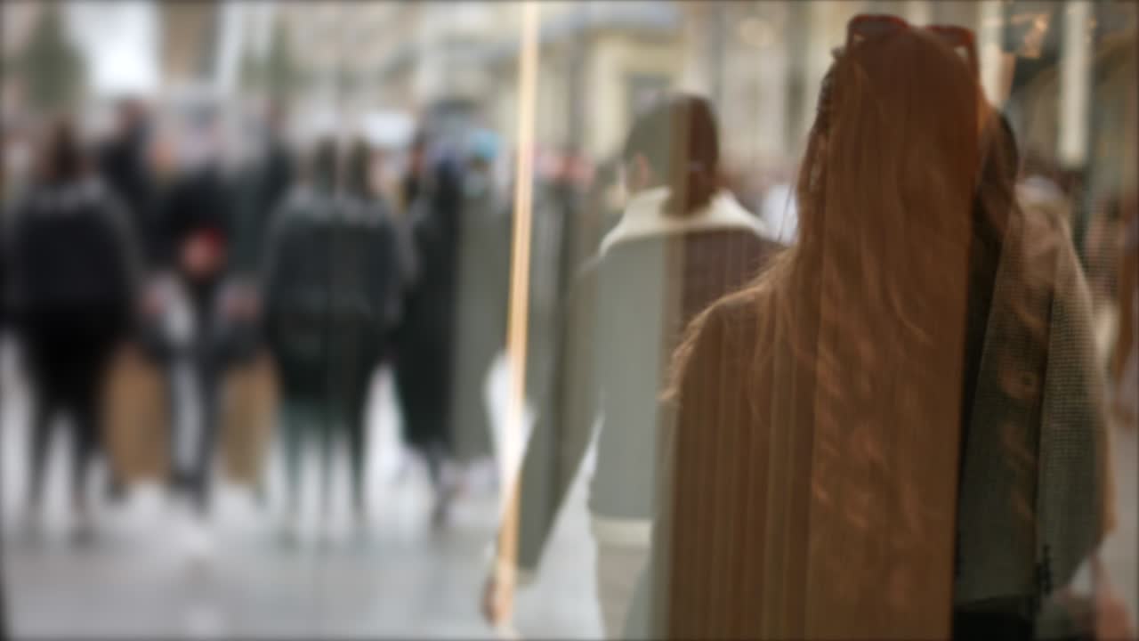 거리에서 군중을 고 유리 반사에 쇼핑, 흐릿한 도시 생활