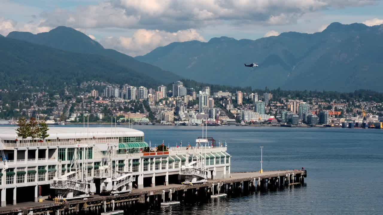 helijet, helicóptero que sobrevuela el puerto de vancouver con el paisaje urbano del norte de vancouver en canadá