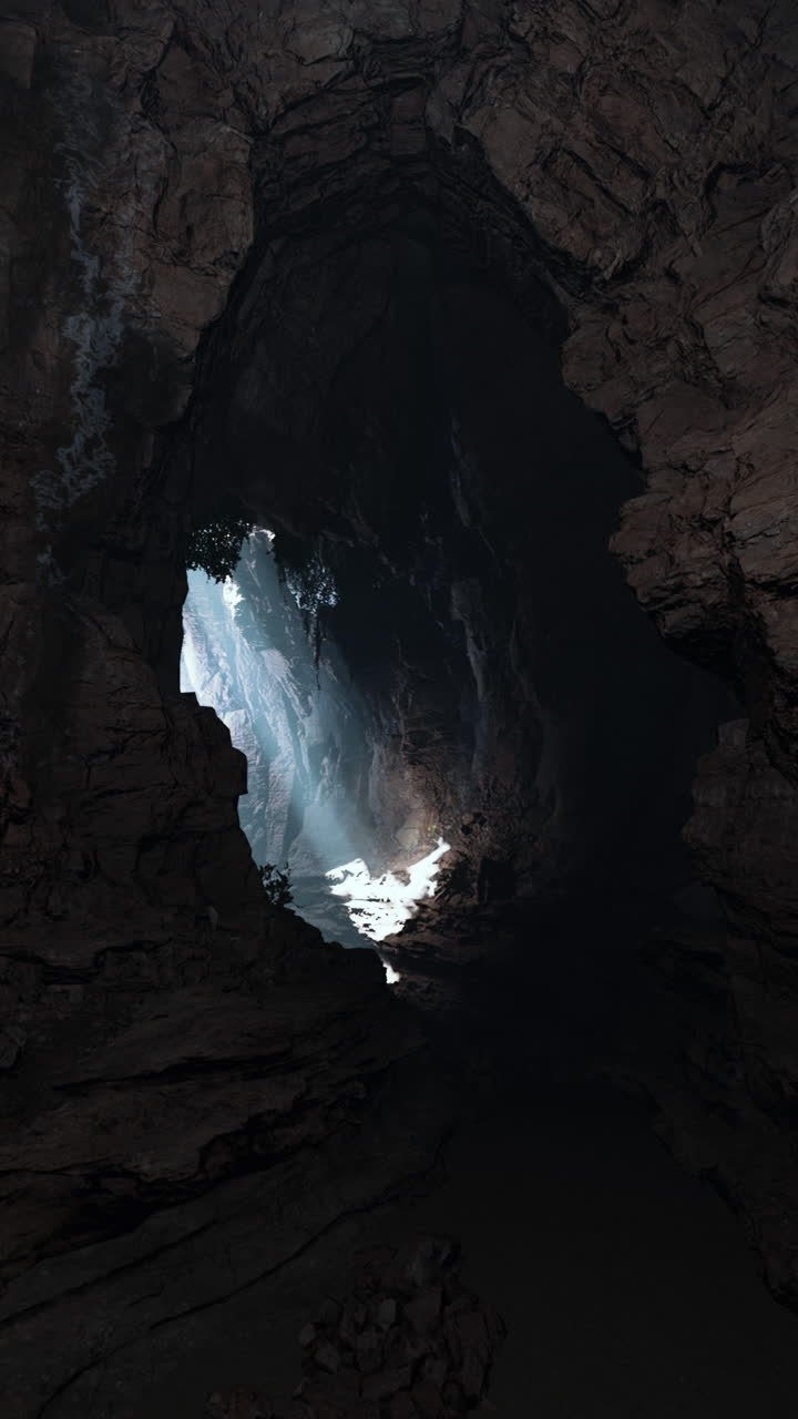 una vista dentro de una cueva