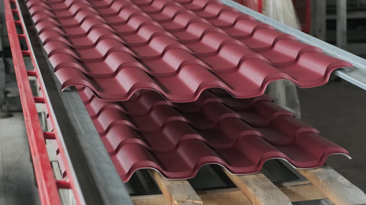 máquina de formación de láminas metálicas en la fábrica moderna de metalurgia.