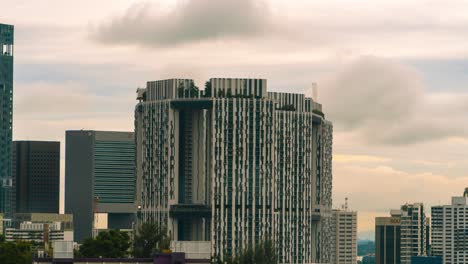 Cranes-At-Work-Around-Pinnacle-At-Duxton-Building-Complex-In-Singapore-During-Golden-Hour-Sunset,-zoom-out,-hyperlapse