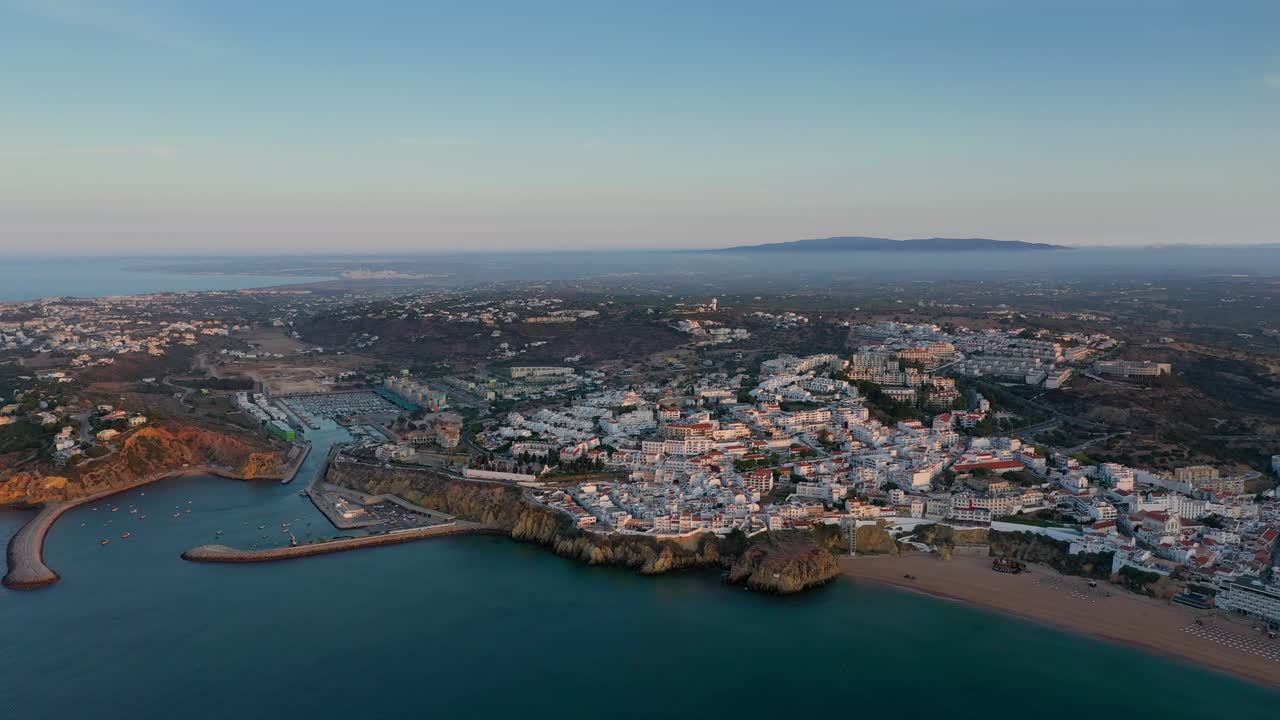costa de la playa del puerto deportivo de albufeira despertando en un hermoso amanecer