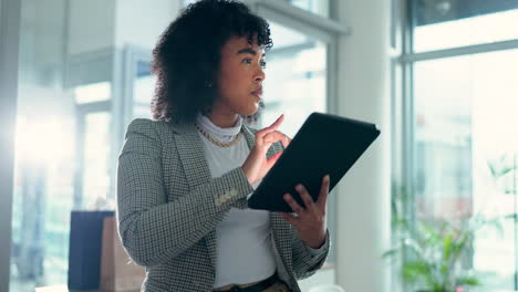 tableta, visión y planificación con una mujer de negocios