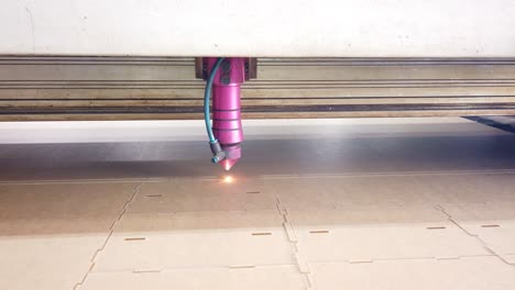 Moderne-Technologische-Industrielle-Laser-cnc-Beim-Schneiden-Eines-Musters-Auf-Einer-Sperrholzplatte-Und-Langsamer-Bewegung,-Nahaufnahme