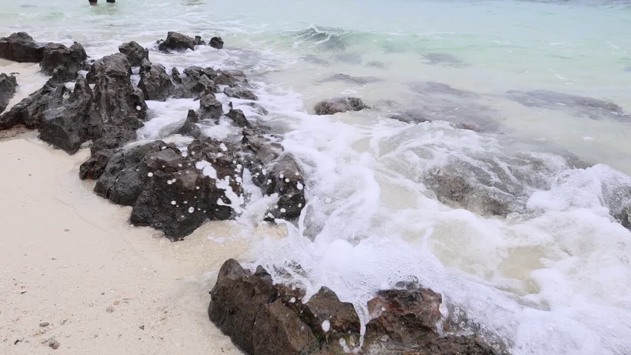 волны мягко промывают скалистый берег
