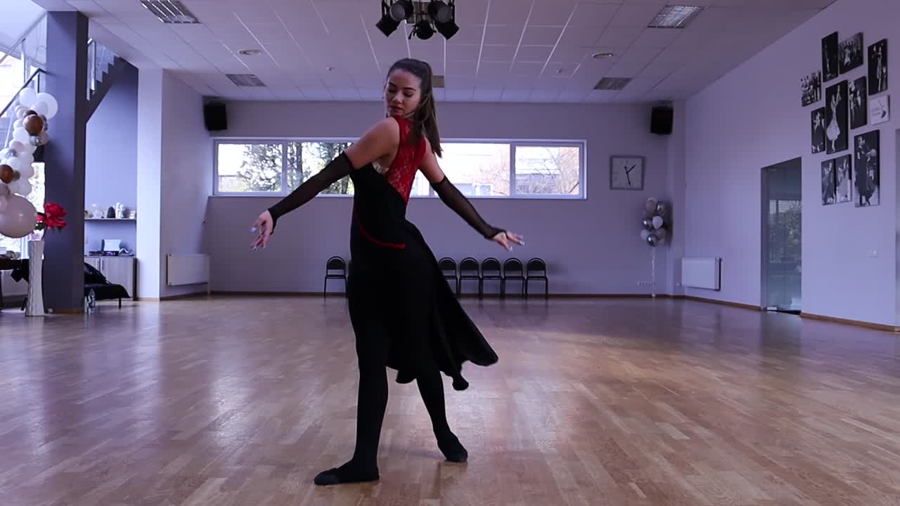 bailarina a cámara lenta girando