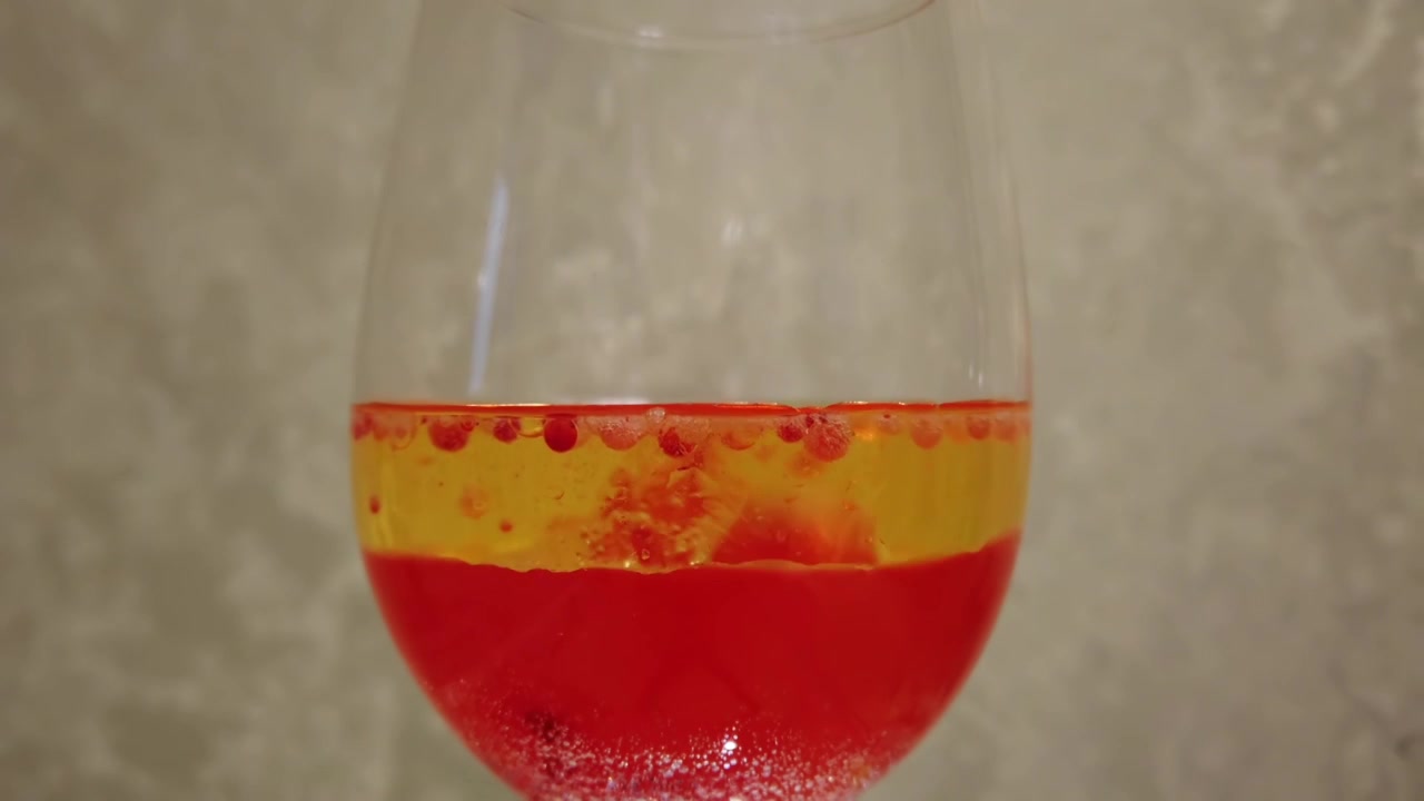 Soluzione colorata in un bicchiere
