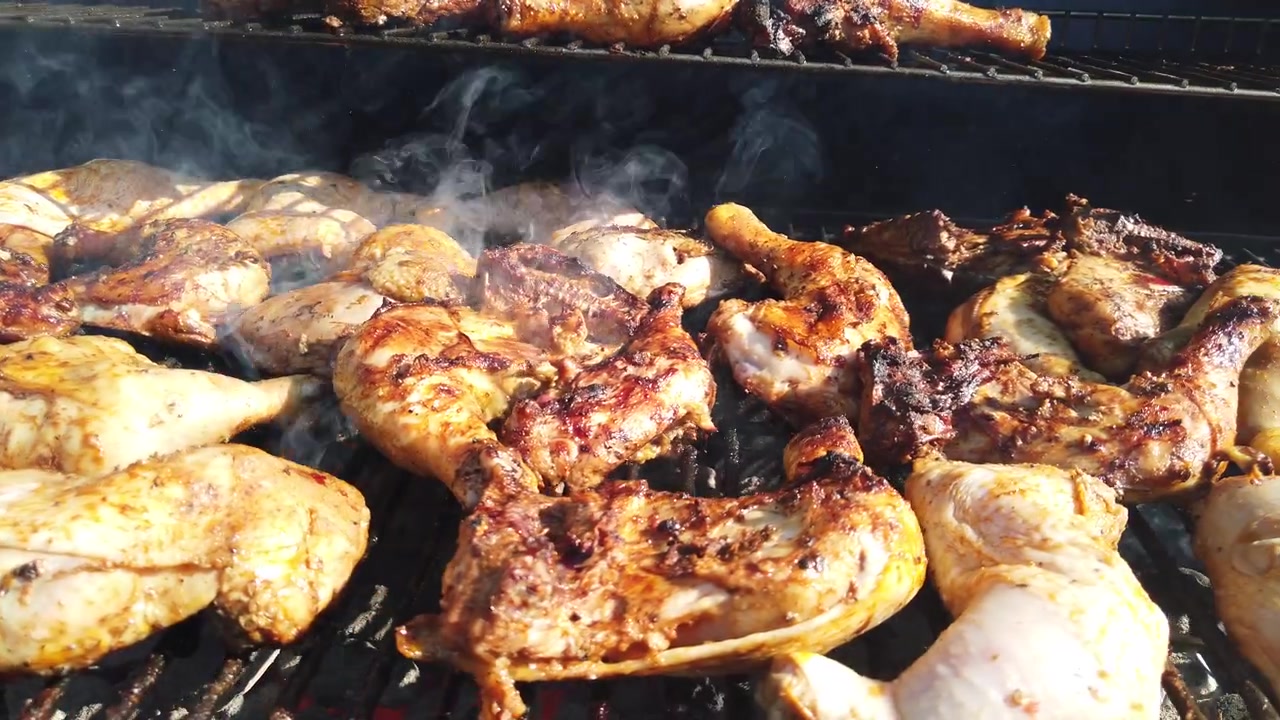 Jerk Fest Queens, Nueva York: pollo jerk asado a la parrilla por primera vez y luego ahumado lentamente