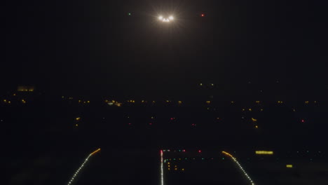 aterrizaje nocturno en pista iluminada