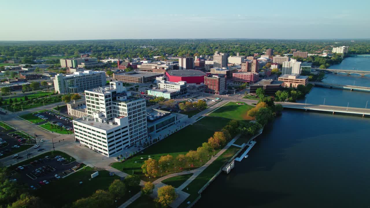 일리노이 주 록포드를 가로지르는 록 리버 (rock river) 의 공중 풍경 촬영