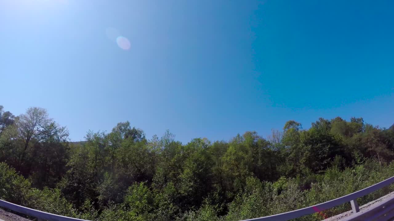 경치 좋은 시골 지역 을 가로질러 운전