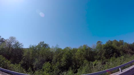 conduciendo a través de un paisaje panorámico