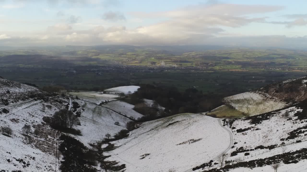 moel famau 웨일스 어 눈 덮인 산 계곡 조감도 감기 농업 농촌 겨울 풍경 하강