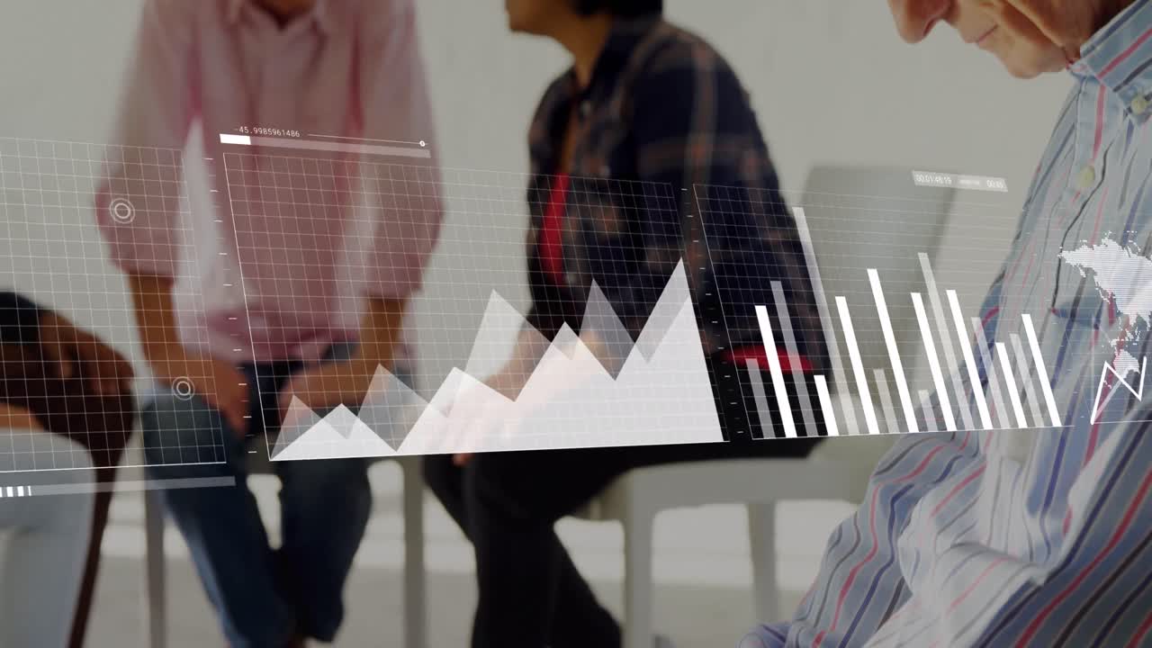 animación de gráficos y datos sobre diversas personas de edad en la reunión de apoyo
