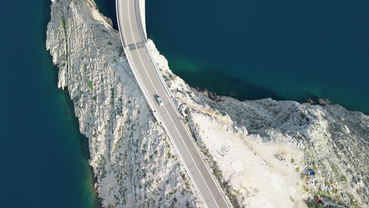 크로아티아의 여름, 아름다운 파란 바다를 가로지르는 파그 섬과 다리 위의 도로를 따라가는 항공기
