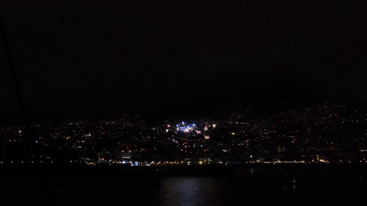 impresionante vista de drones de fuegos artificiales en la costa de la ciudad de funchal en madeira, portugal