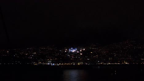 Impresionante-Vista-De-Drones-De-Fuegos-Artificiales-En-La-Costa-De-La-Ciudad-De-Funchal-En-Madeira,-Portugal