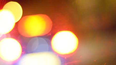 un disparo borroso de indicadores de camión, semáforos y faros tomados desde el interior de un camión