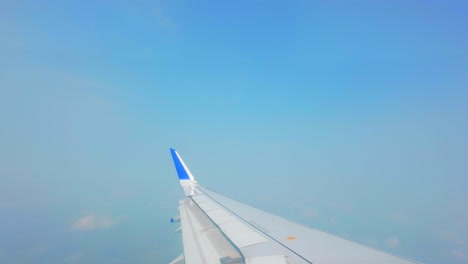 increíble vista del cielo desde la ventana del avión en mumbai