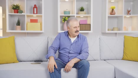 el anciano que está disgustado con algo.