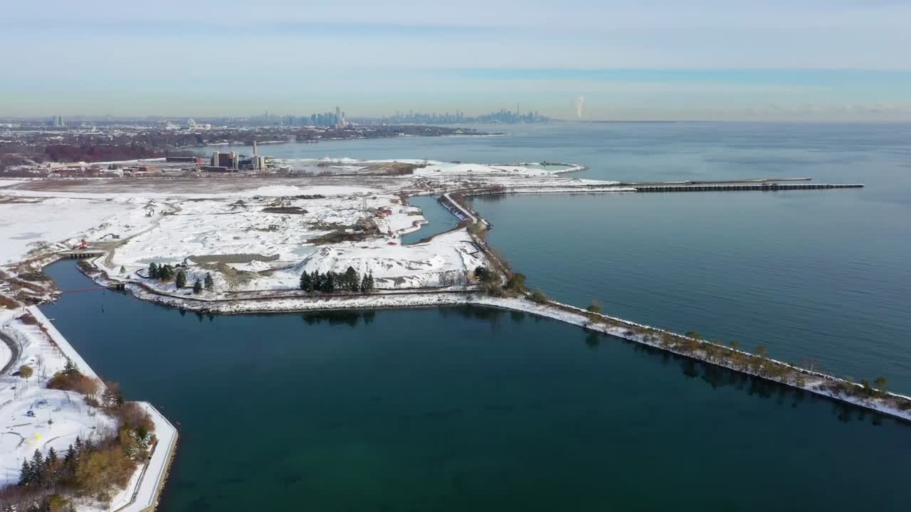 drone volando desde la orilla del lago congelado de mississauga
